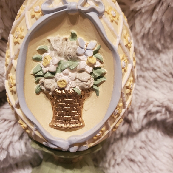 Vintage Avon "Seasons Treasures Egg Collection" Floral Bouquet porcelain Easter - Picture 2 of 7